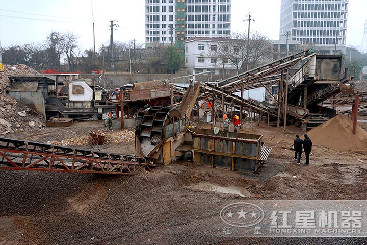 小型粉碎建筑垃圾的機(jī)器現(xiàn)場